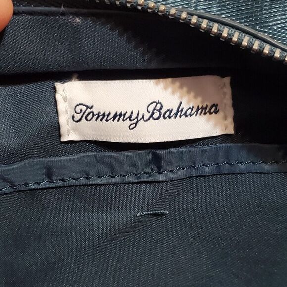 NWT Tommy Bahama Mini Mighty Quilted Crossbody Bag Seatbelt Adjustable Strap - Picture 8 of 8